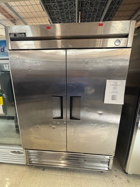 TRUE 2 DOOR REACH IN REFRIDGERATOR