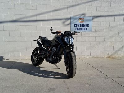 2022 KTM 890 Duke R