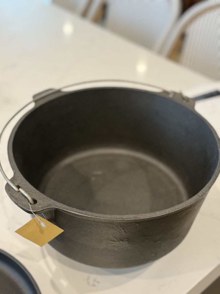 Outdoor cast iron camp Dutch oven