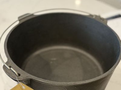 Outdoor cast iron camp Dutch oven