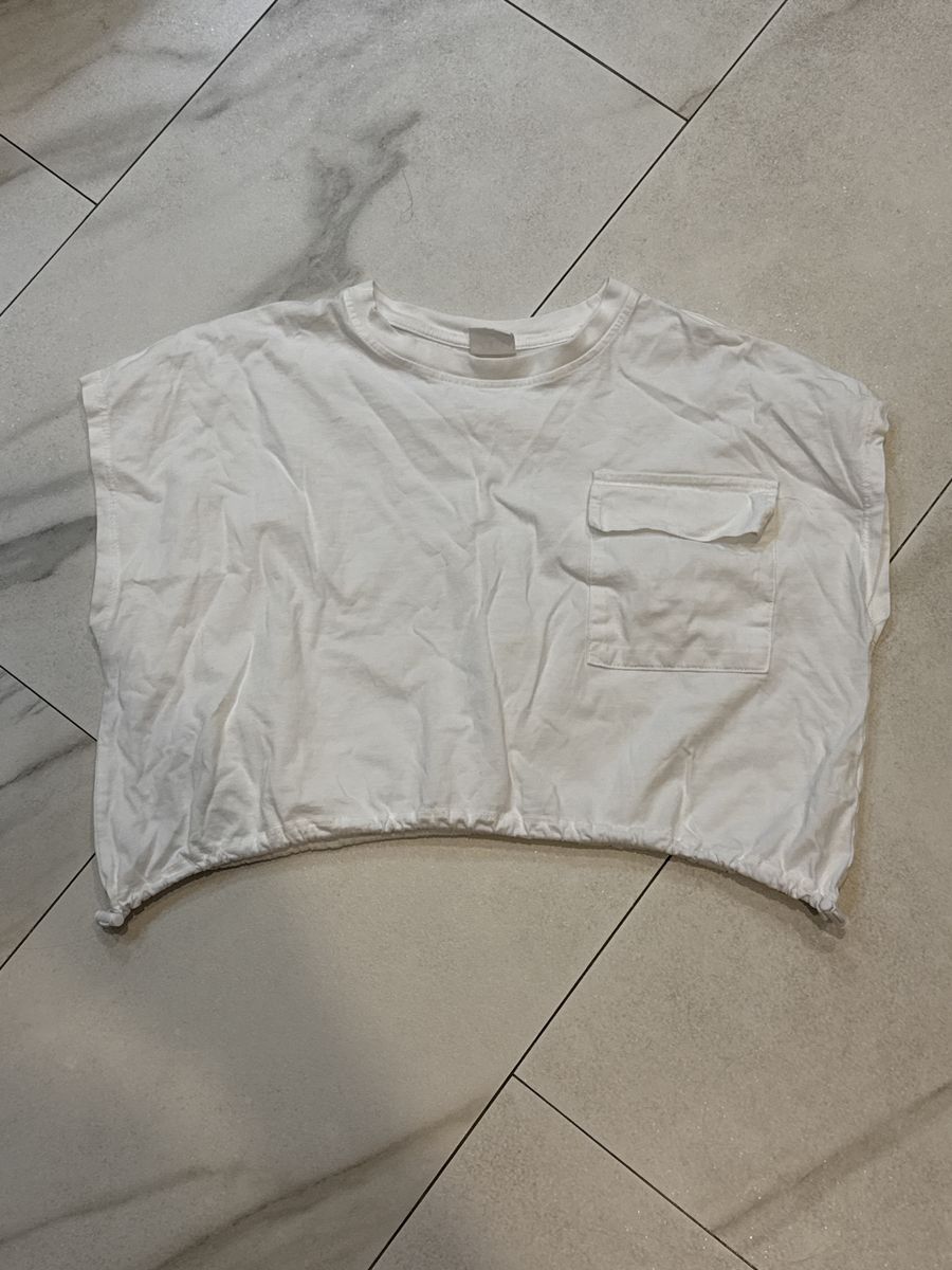 Zara size 13–14 boxy Fitt cropped white shirt.