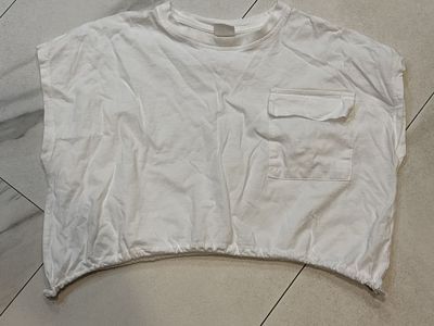 Zara size 13–14 boxy Fitt cropped white shirt.