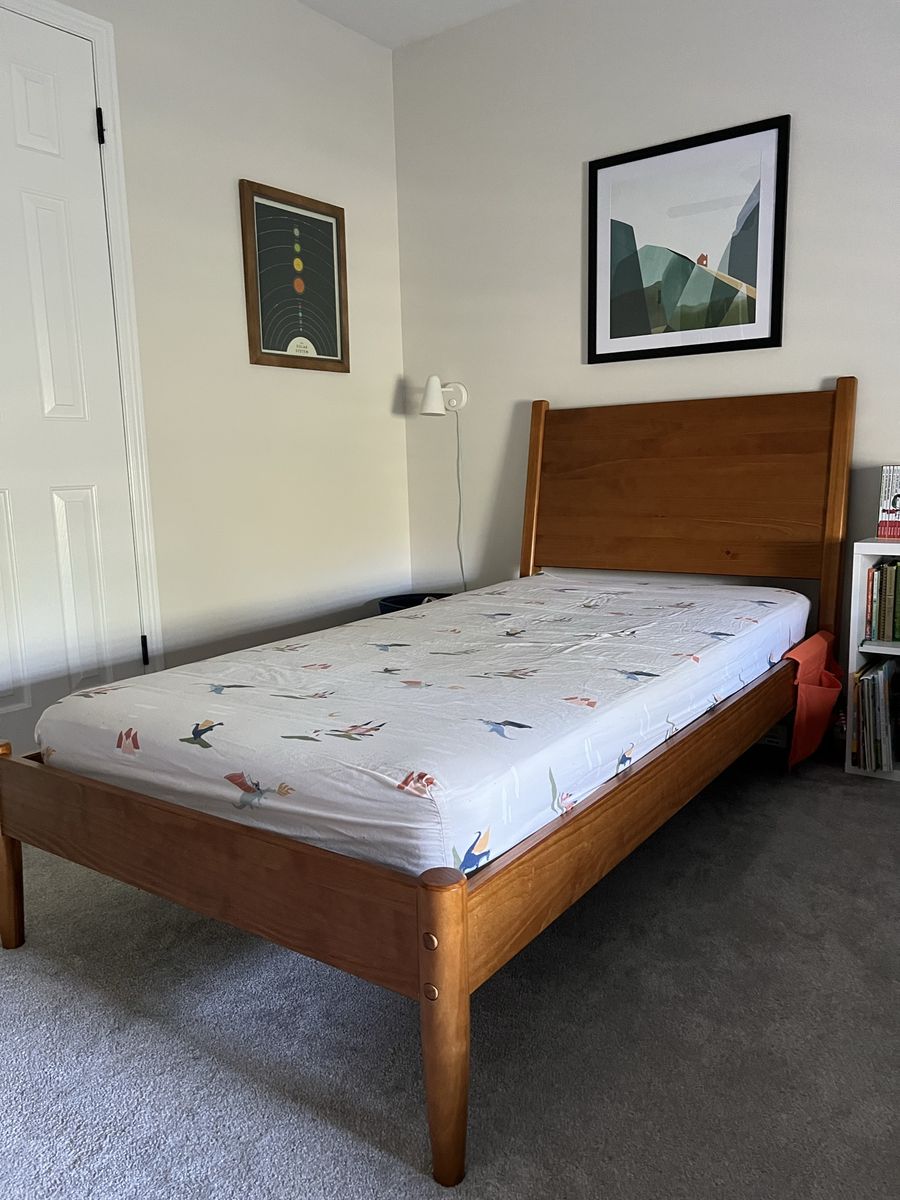 Modern Solid Wood Platform Twin Bed Frame with Headboard