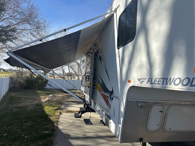 TOY HAULER CAMPER FIFTH WHEEL