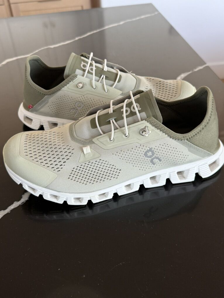 Mens On Cloud CloudCoast 5's - Sz 10 - LIKE NEW