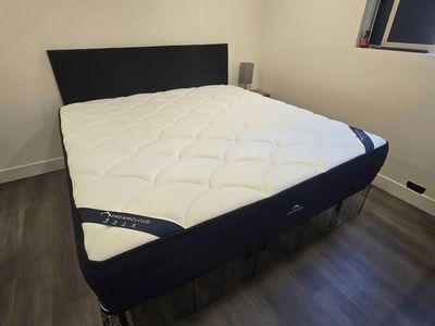 Dreamcloud King Mattress with Platform Bed Frame