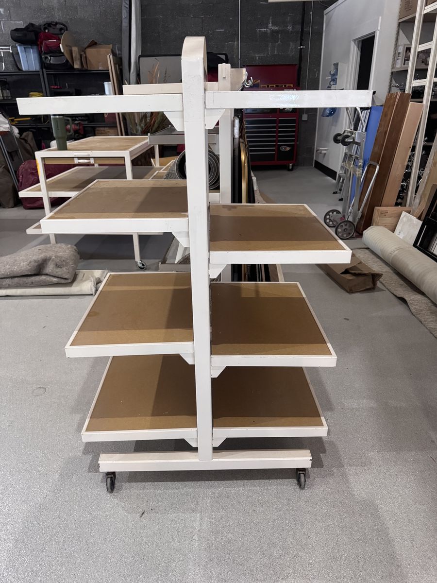Metal shelving unit