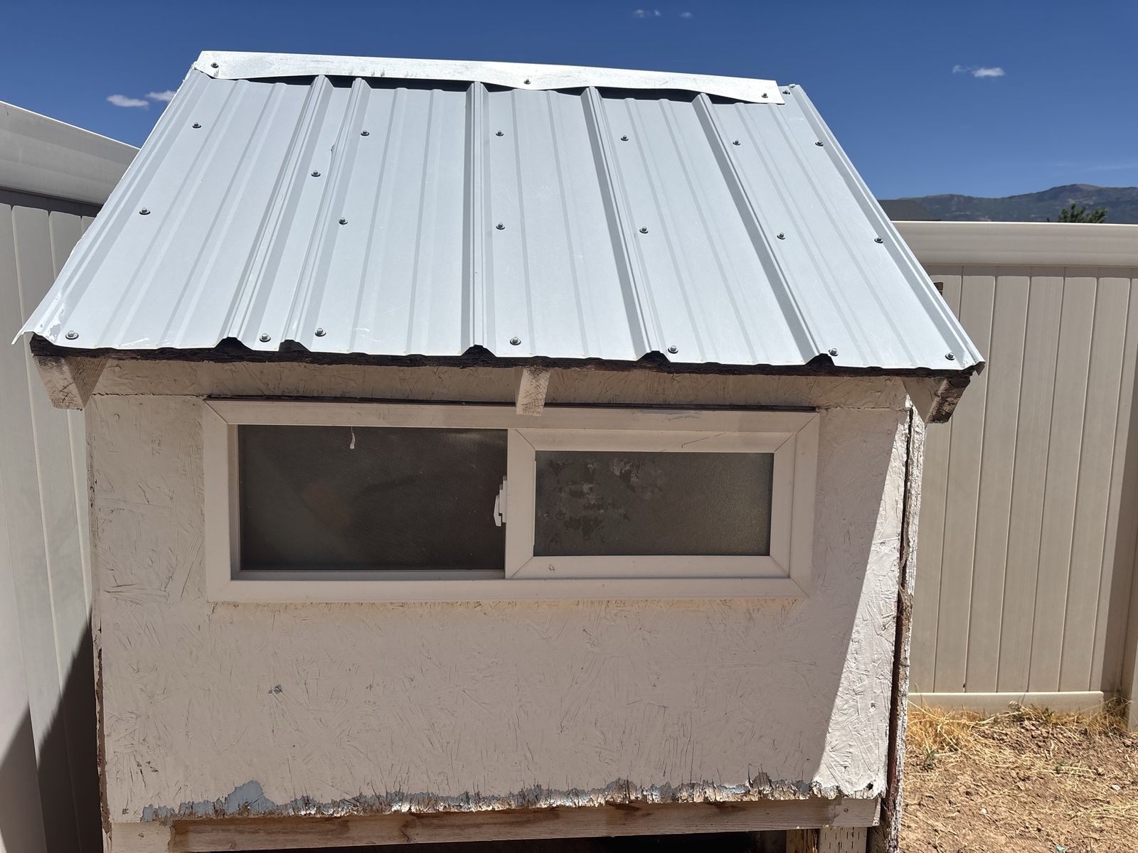 Chicken coop in Ceder city
