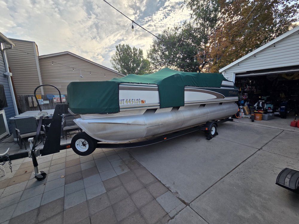 20 ft 1999 Fisher pontoon boat 25 gallon fuel injected Honda four stroke 90 hp