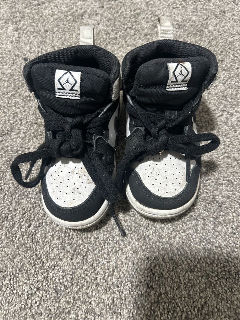 Black And WhIte Nikes US Size 6C