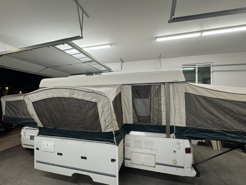 Clean Colemam Niagara Elite loaded Sleeps 8