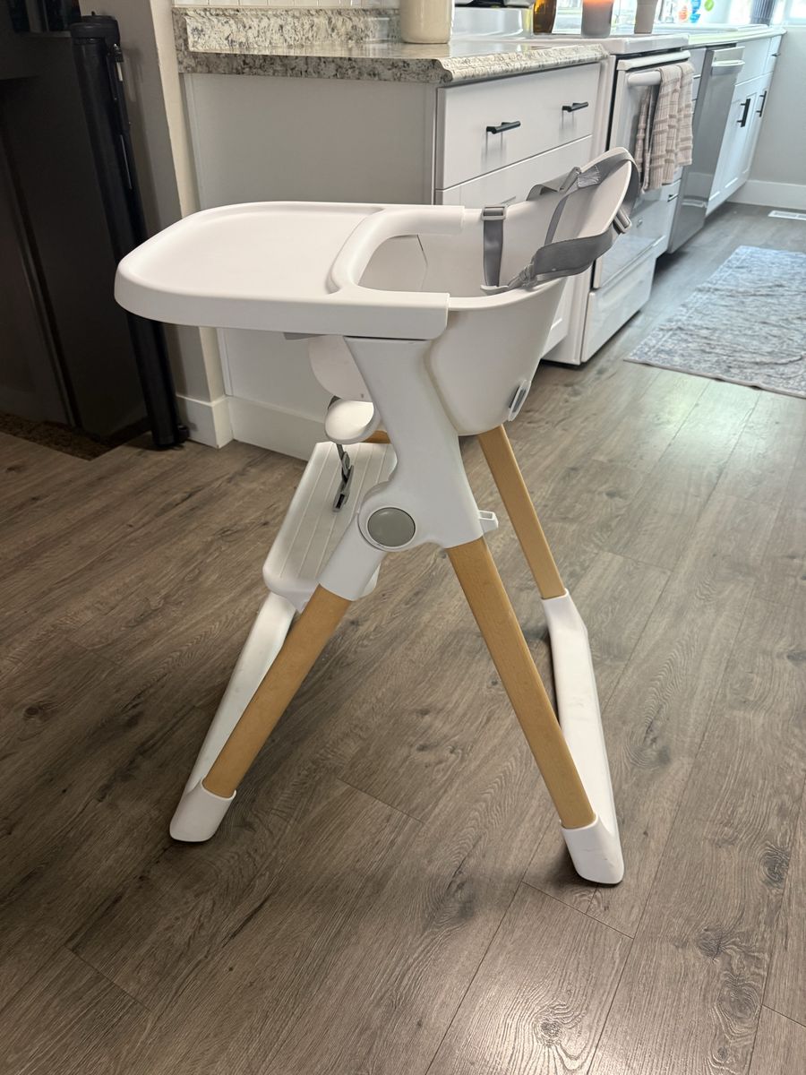 Munchkin Float high chair. 