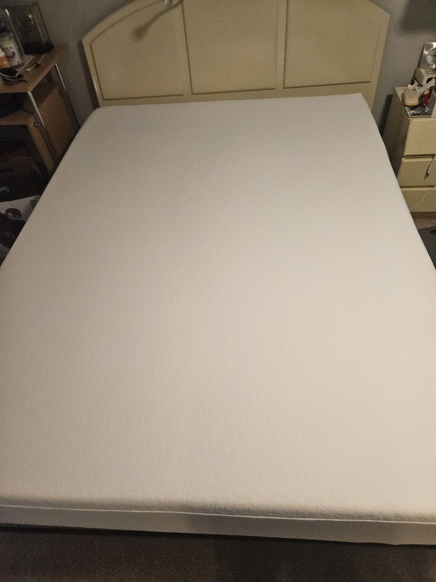 Queen size Memory foam mattress + foldable base