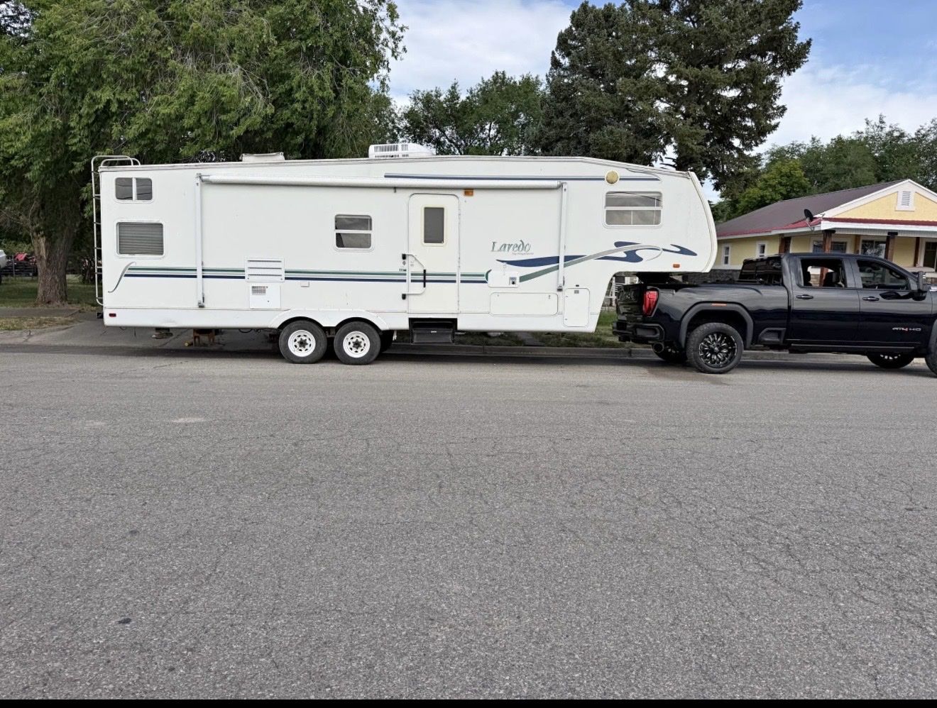 2002 Keystone Laredo 29’ Fifth Wheel – New Roof – Gooseneck Conversion – $5,900 OBO