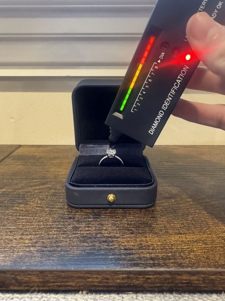 VVS1 Moissanite Engagment Ring