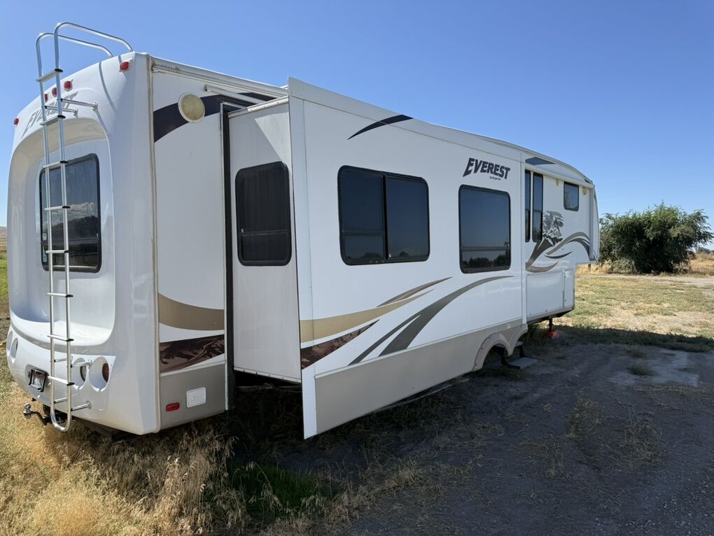 2009 Keystone Everest 37' 5th Wheel -Loaded
