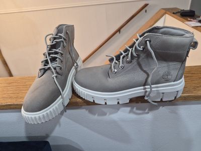 Grey Timberland women's Grey field mid Lace-up boot used like new