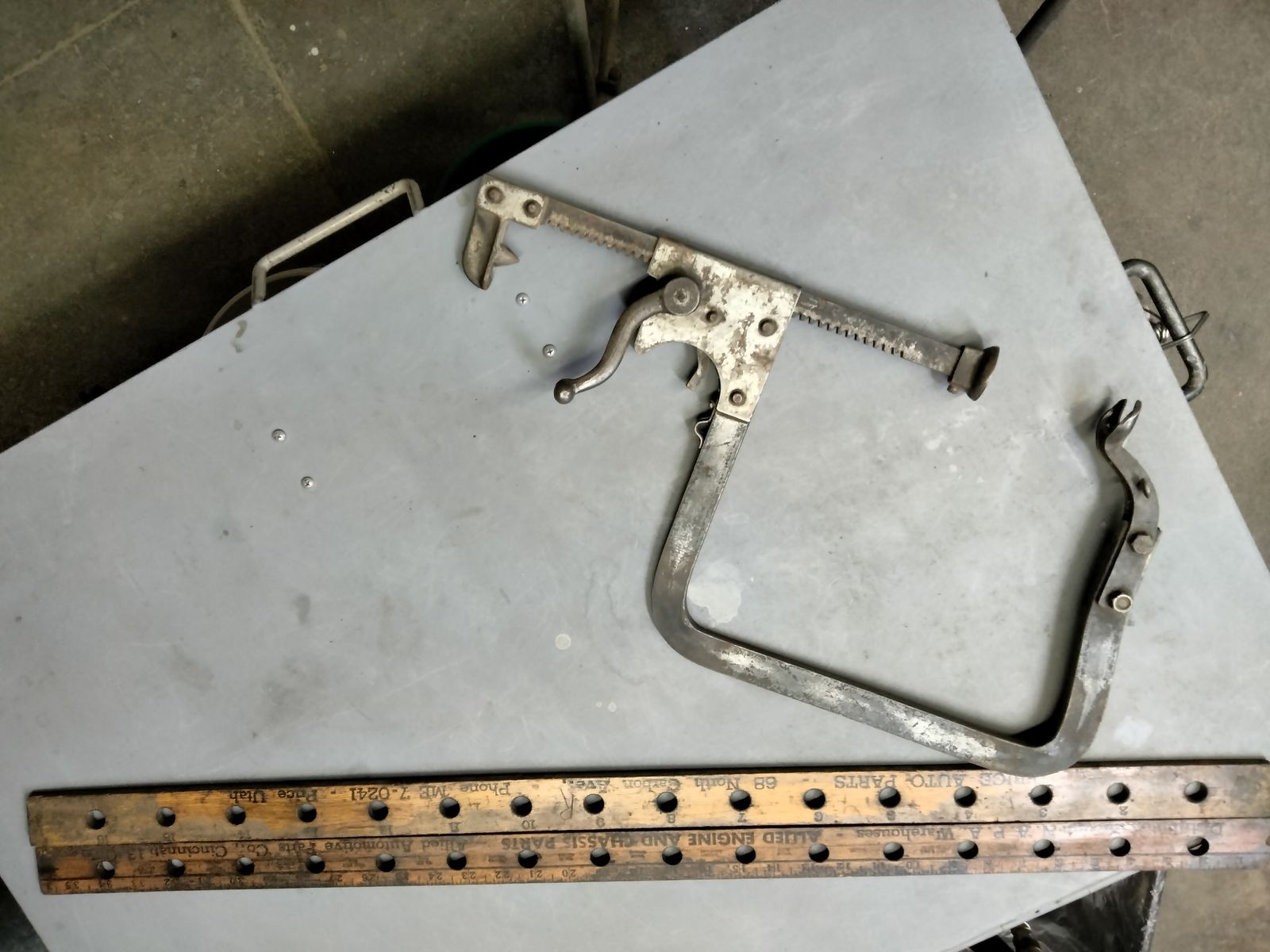 Valve spring compressor