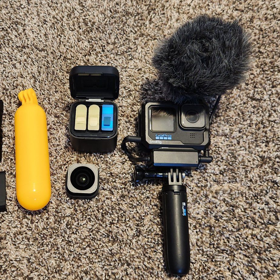 Gopro Hero 11 Black w/ accessories