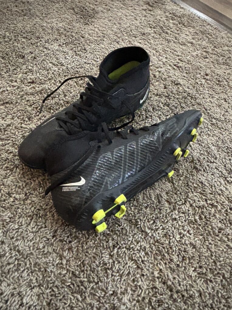 Almost New soccer Cleats Size 7.5