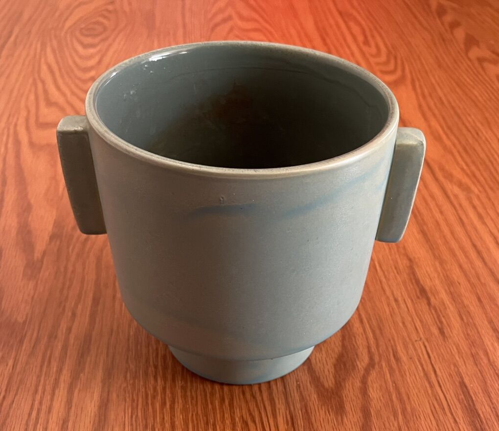 Green Elegant Ceramic Planter/Flower Pot.