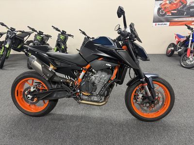 2022 KTM 890 DUKE R