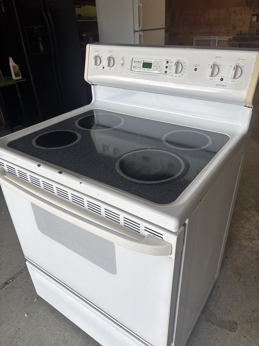 Clean Hotpoint Electric Stove/Oven – Glass Top – W