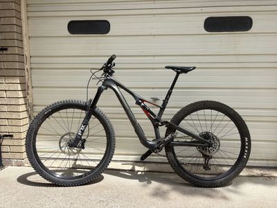 Specialized Stumpjumper Full Suspension Mountain Bike - Carbon Fiber Frame