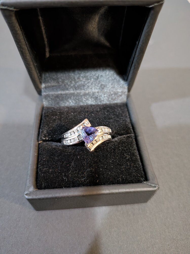 14k gold ring with tanzinite