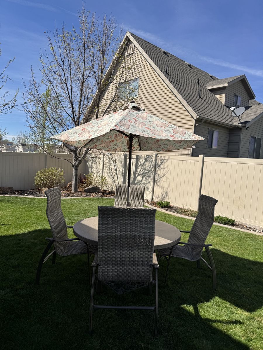 Patio furniture set from Leisure Living
