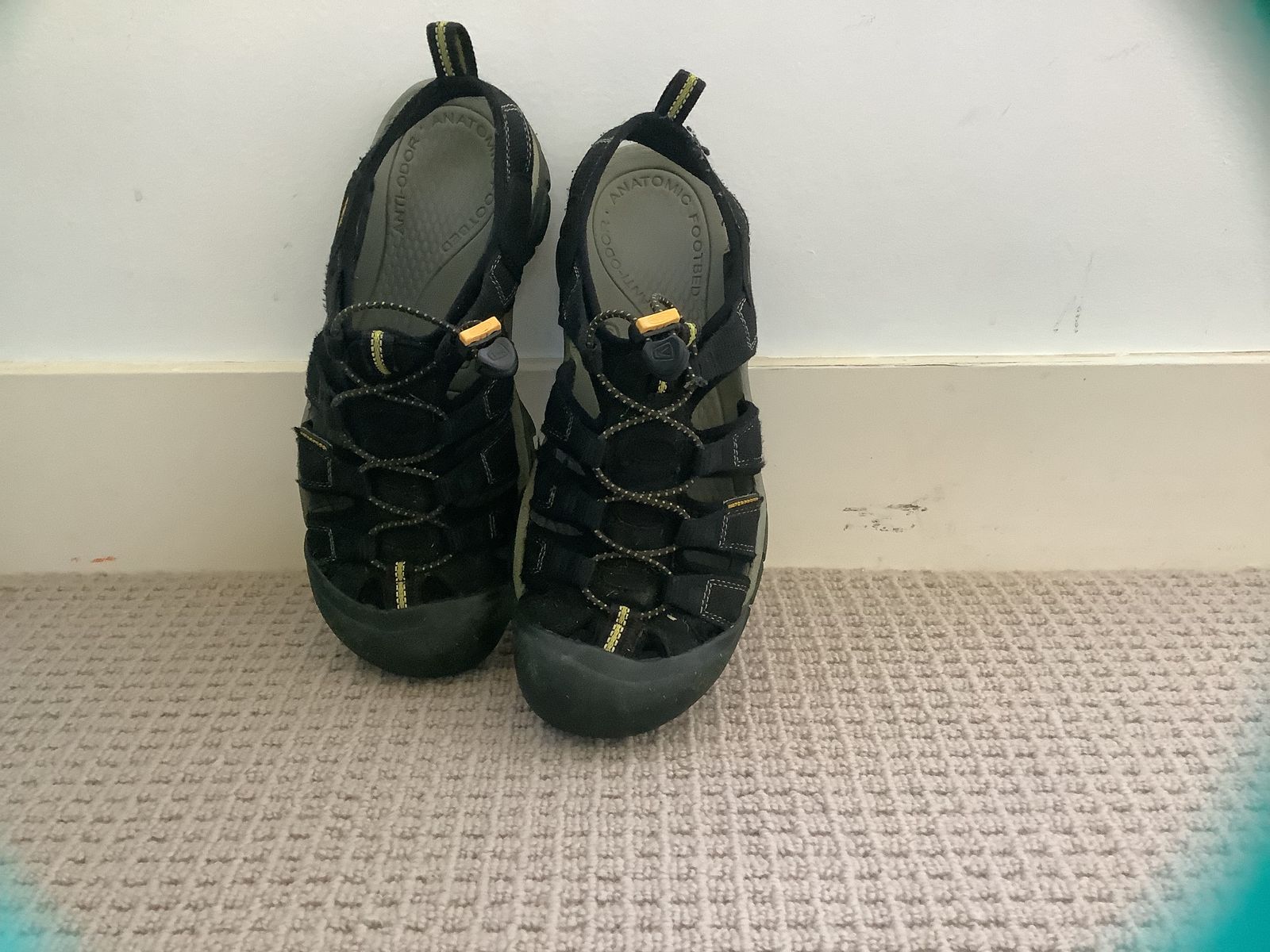 KEEN Men’s Newport H2 Closed Toe Water Sandals Black, Size 8