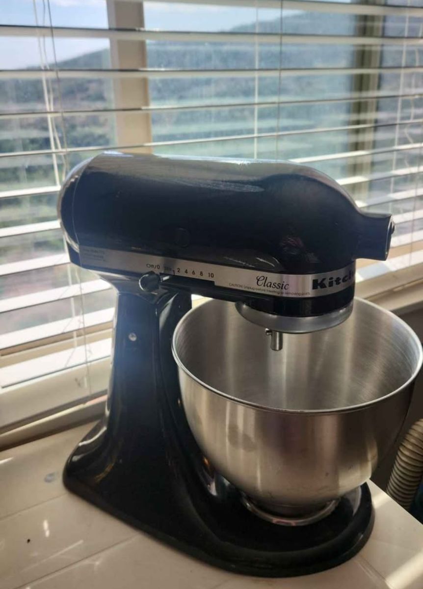 Kitchen Aide with 3 mixing attachments