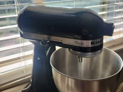 Kitchen Aide with 3 mixing attachments