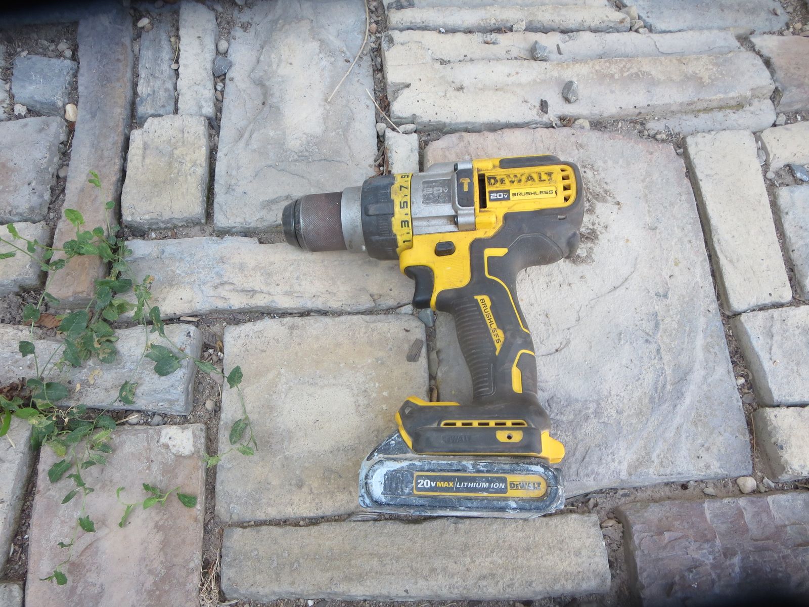 DEWALT 20V Max XR Brushless Cordless Drill / Driver with Battery