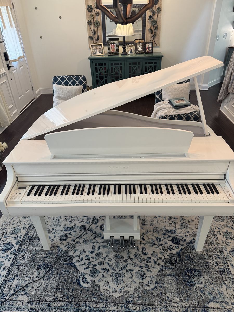 Yamaha Clavinova CLP-765GP Digital Baby Grand Piano
