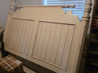 Very nice queen bed for sale