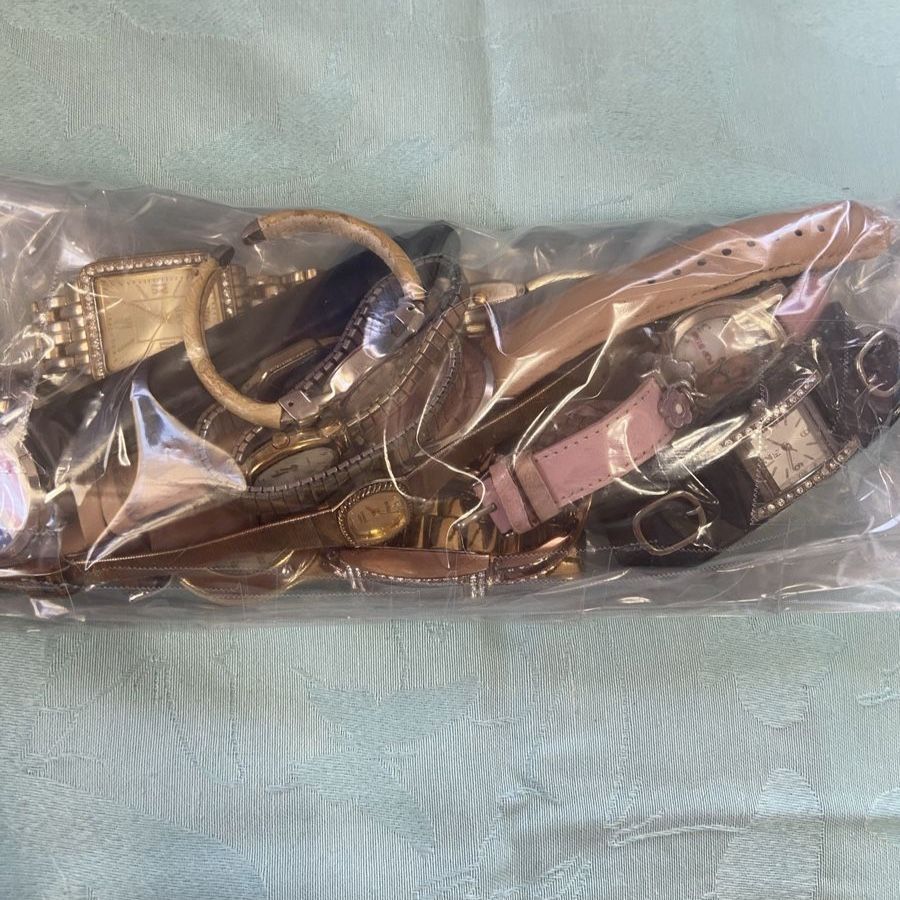 Lot of 15 (Watches in a Bag)! Most do not work! $40.00