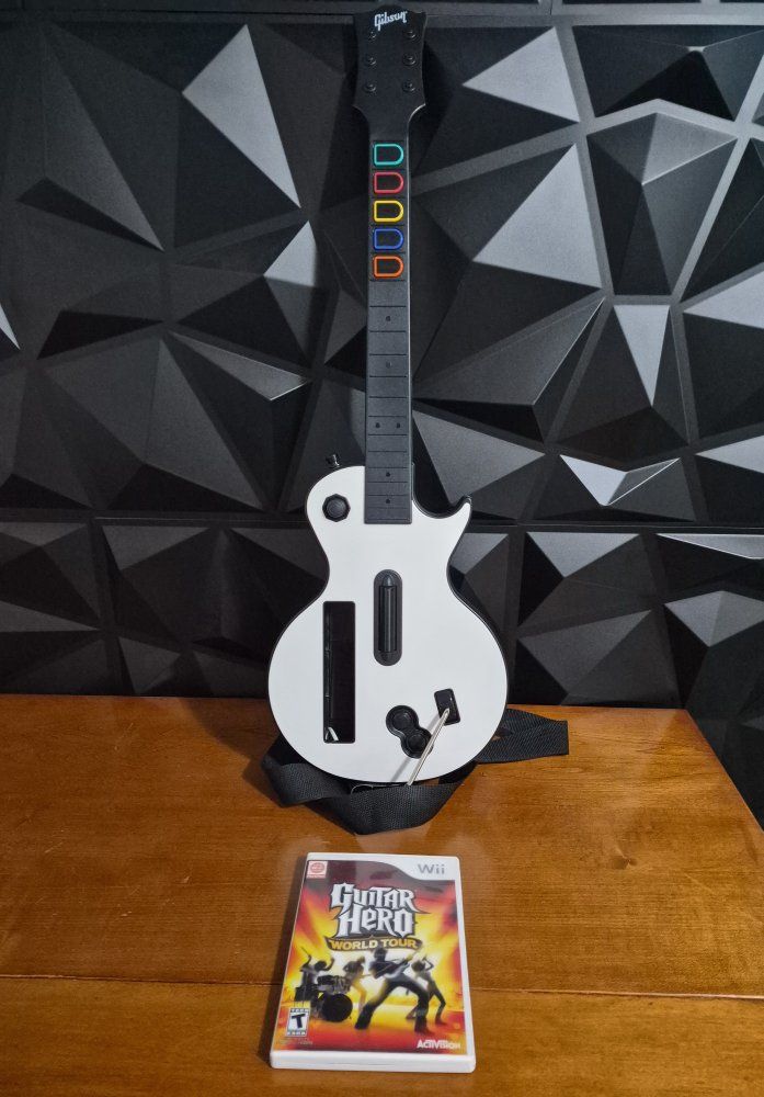 Nintendo Wii Guitar Hero Gibson Les Paul Wireless Redoctane 95125.805 with  Strap & Guitar Hero World Tour  Game Nintendo Wii. T