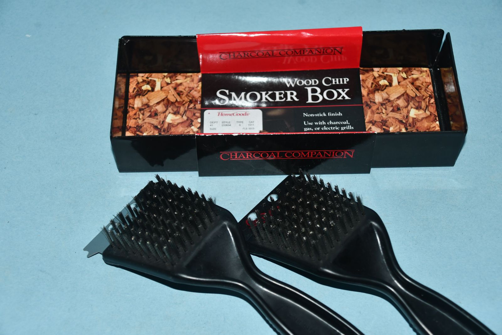 NEW WOOD CHIP SMOKER BOX + 2 NEW GRILL CLEANING BUSHES ~ BAR B QUE ~ ALL FOR $5