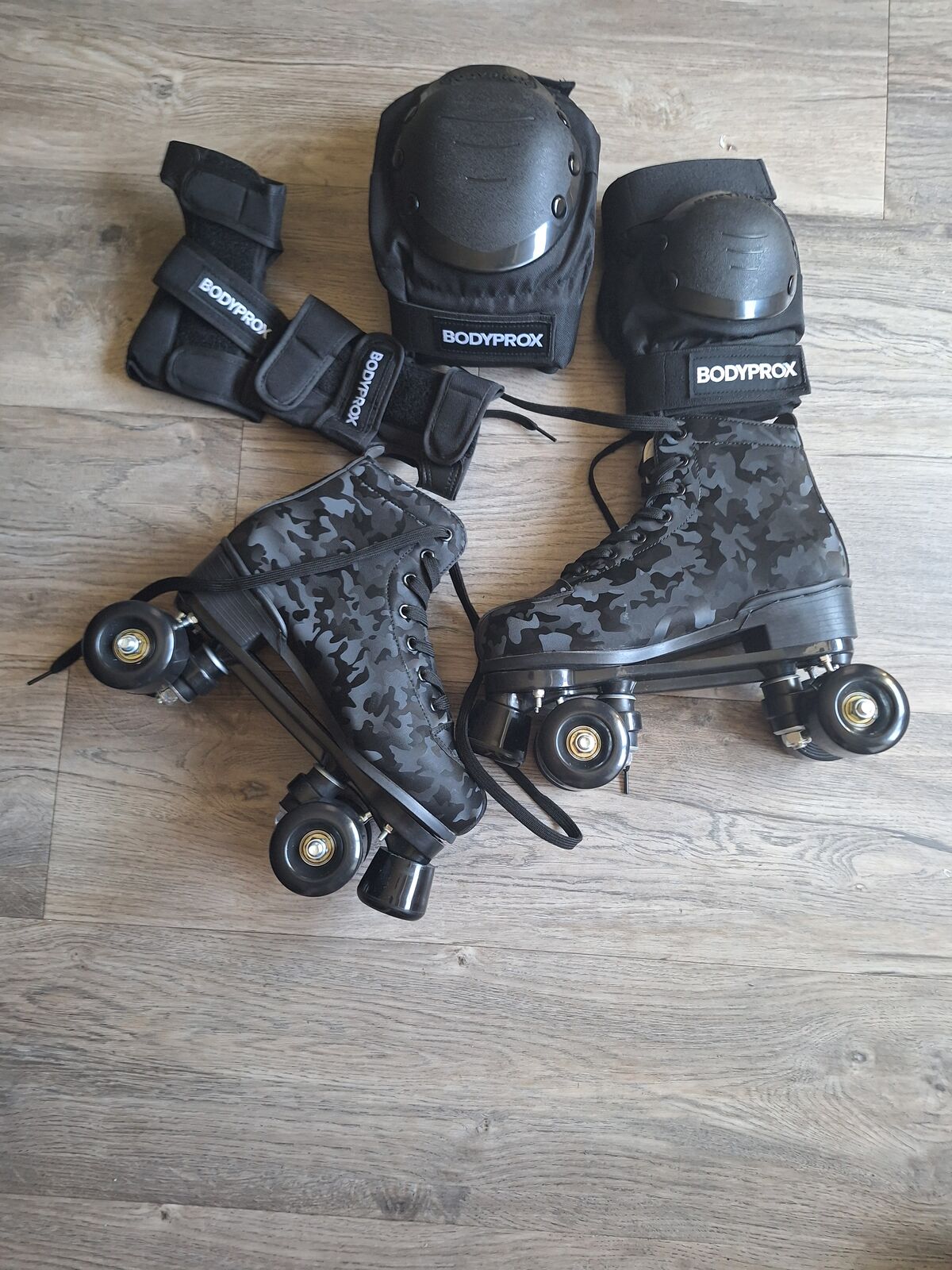 Roller Skates and protective gear (Womens)