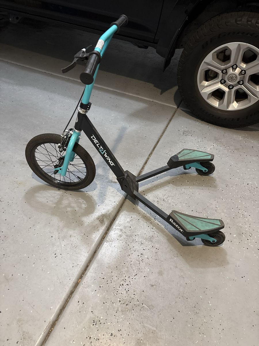 Razor DeltaWing 3-Wheel Drifting Scooter - Black & Teal