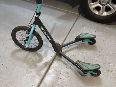 Razor DeltaWing 3-Wheel Drifting Scooter - Black & Teal