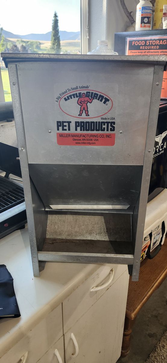 Automatic pet feeder