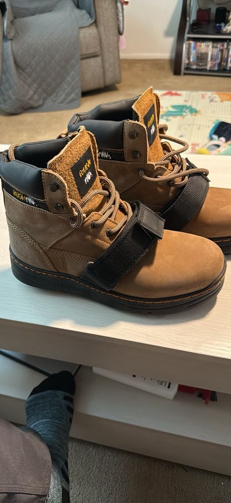 Cougar paws Boots. sizes 9, 9.5,10.5,12
