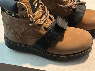 Cougar paws Boots. sizes 9, 9.5,10.5,12