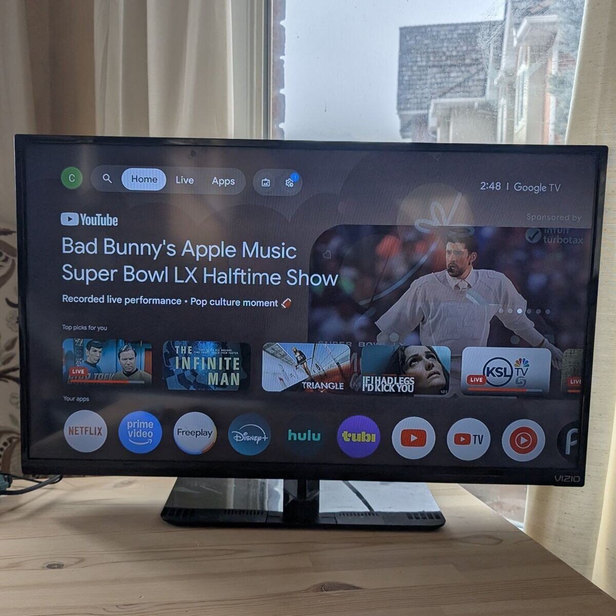 Vizio E320-B0E 32" LED HDTV and Roku device