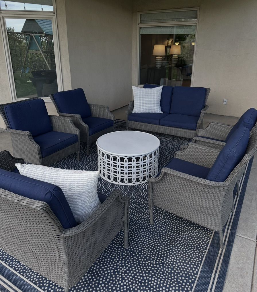 Outdoor Furniture Set In Perfect Condition!