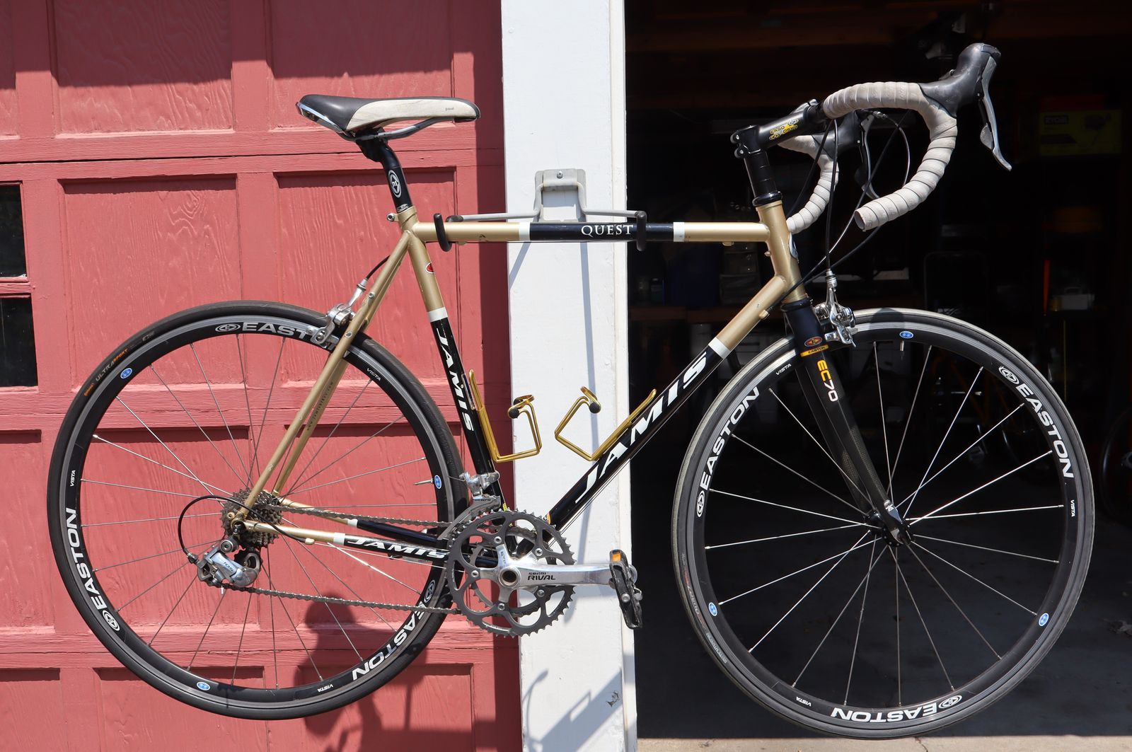 Jamis Quest - Steel Frame Road Bike w Carbon Fork - Shimano 105 - 55cm 