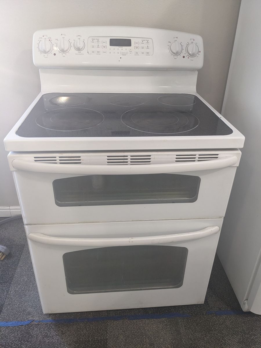White GE Double Oven Electric Range – Glass Cooktop – Works Great