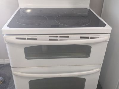 White GE Double Oven Electric Range – Glass Cooktop – Works Great
